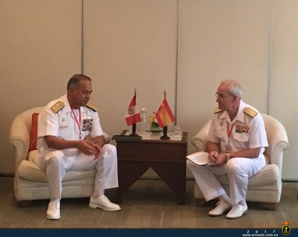 Reuniones bilaterales con los jefes de las marinas de Tailandia, Australia y Perú